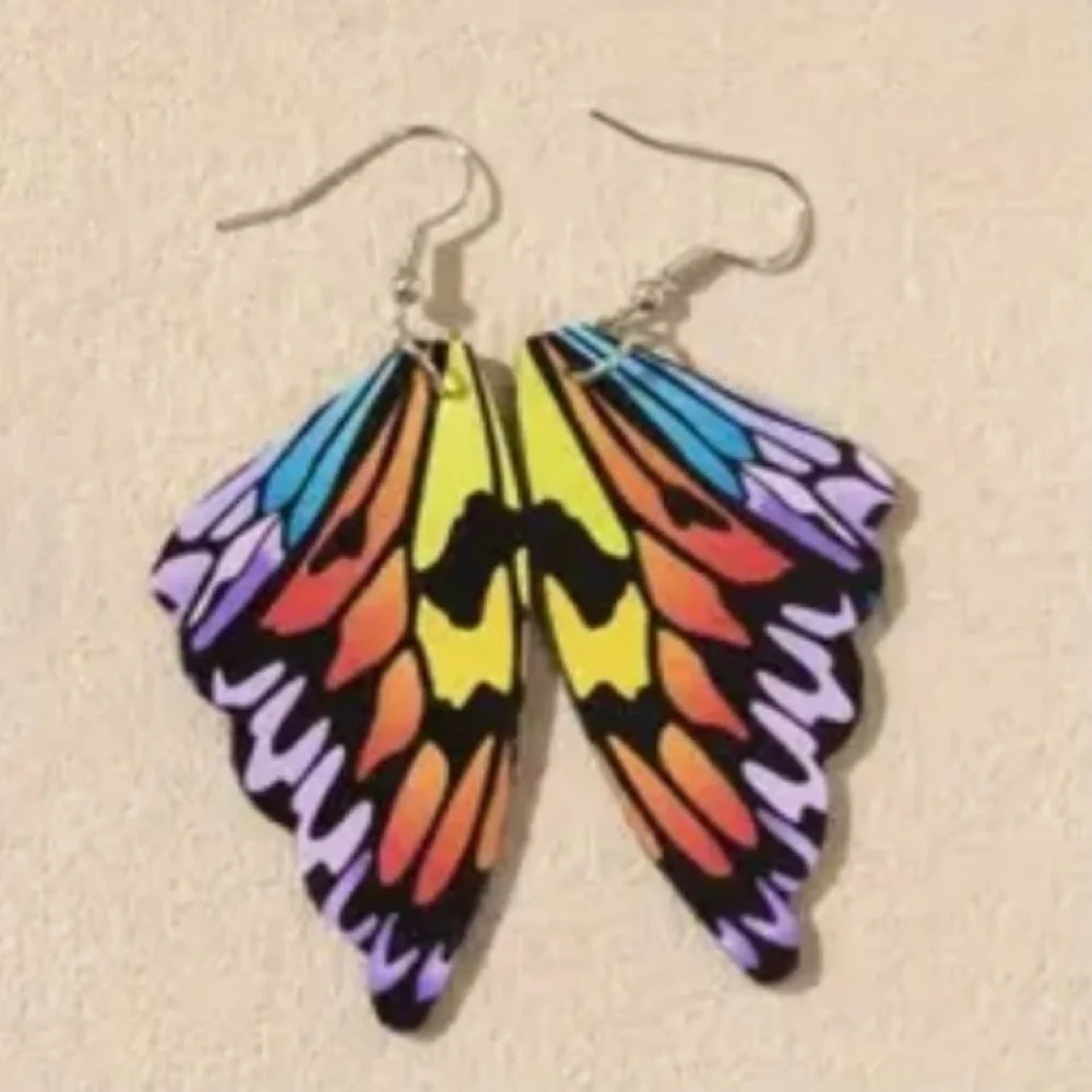 NWT Beautifully Detailed and Colorful Butterfly Wings Pierced Dangle Earrings!